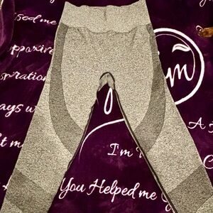 PINK Victoria's Secret Women's Athletic Leggings M Color Is Darker Than Photos